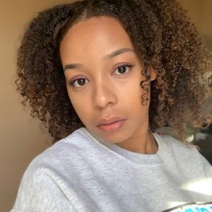 Meet your Posher, Nia